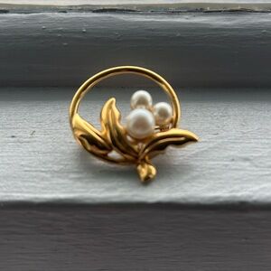 Beautiful vintage gold brass leaf 3 pearl brooch Napier signed